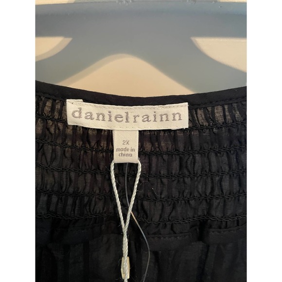 NWT Daniel Rainn black beautiful detailed crocheted woman's top - Picture 3 of 4